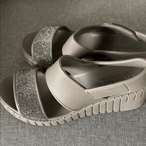 Sketchers sparkle sandals, size 7
Worn once.  Beige